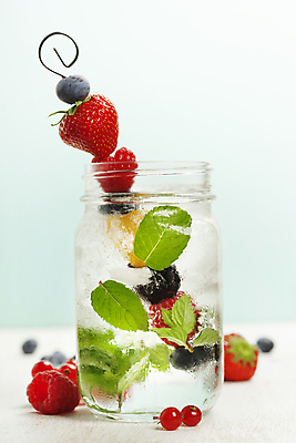 포토 JPG 해외이미지 음료 딸기 유리병 사람없음 물 꼬치 민트 파란배경 산딸기 블랙베리 과일꼬치 디톡스 해외202004 해외포토 자연요소 백그라운드 과일 병_용기 건강 파란색 허브 파일형식