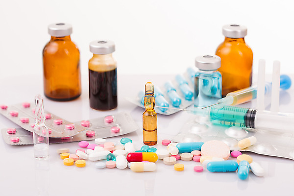 포토 JPG 해외이미지 실내 주사기 사람없음 아웃포커스 알약 약 다양 흰배경 주사약 앰플 해외202004 바이알 해외202105 해외포토 다수 백그라운드 의학 의료기기 촬영기법 내부 흰색 의료용품 파일형식