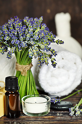 포토 JPG 해외이미지 실내 사람없음 수건 아로마 향초 아로마테라피 라벤더 허브볼 아로마오일 해외202004 해외포토 꽃 초 내부 위생용품 오일_화장품 허브 테라피 파일형식