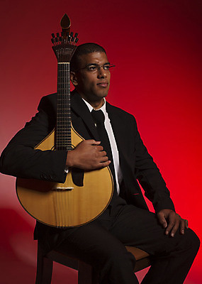 포토 JPG 해외이미지 문화 음악 백그라운드 이동 노래 한명 사람 이벤트 빛 파티 축제 소리 콘서트 공연 기쁨 연주자 음악가 가수 무대 기타 포르투갈 클럽 예술가 목소리 재즈 리스본 실행 해외202004 해외202105 해외포토 직업 1 감정 유럽 컨셉 현악기 문화예술 파일형식