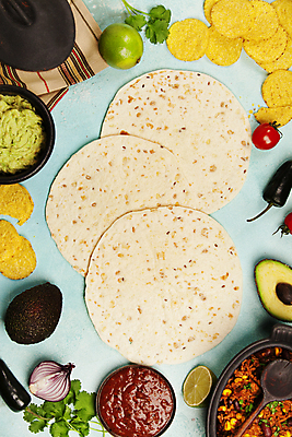 포토 JPG 해외이미지 식재료 방울토마토 실내 사람없음 하이앵글 준비 파란배경 라임 멕시코음식 아보카도 나초 타코 과카몰리 살사소스 적양파 토르티야 할라피뇨 해외202004 해외포토 음식 뷰포인트 백그라운드 토마토 과일 고추 양파 서양음식 내부 파란색 소스_음식 파일형식