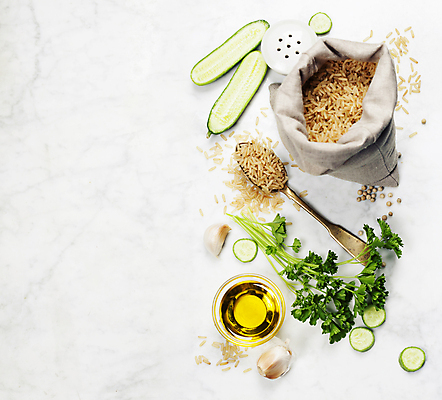 포토 JPG 해외이미지 오이 실내 파슬리 사람없음 하이앵글 숟가락 올리브오일 흰배경 담기 자루 시금치 현미 카피스페이스 해외202004 해외포토 뷰포인트 백그라운드 채소 모션 곡류 수저 내부 공백 흰색 기름_음식 파일형식