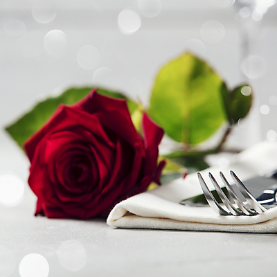 포토 JPG 해외이미지 포크 실내 사람없음 아웃포커스 장미 상차림 준비 흰배경 냅킨 해외202004 플레이팅 해외포토 식기 꽃 백그라운드 촬영기법 내부 흰색 파일형식