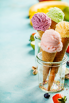 포토 JPG 해외이미지 유리병 디저트 실내 사람없음 아웃포커스 달콤 담기 파란배경 콘아이스크림 해외202004 해외포토 음식 백그라운드 모션 병_용기 아이스크림 촬영기법 내부 파란색 맛 파일형식