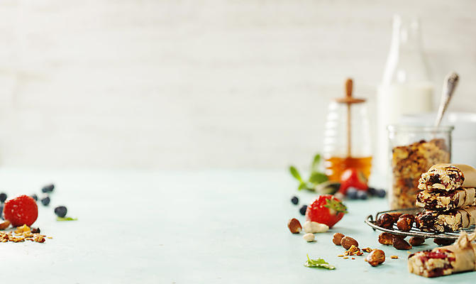 포토 JPG 해외이미지 딸기 곡류 실내 사람없음 숟가락 견과류 시리얼 흰배경 꿀 요거트 카피스페이스 그래놀라 해외202004 해외포토 음식 백그라운드 과일 유제품 수저 내부 공백 흰색 파일형식