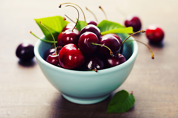 포토 JPG 해외이미지 그릇 잎 사람없음 체리 나무탁자 해외202004 해외포토 식물 식기 과일 탁자 파일형식