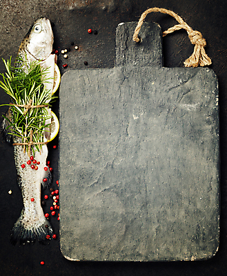 포토 JPG 해외이미지 검은배경 도마 실내 어류 요리 사람없음 하이앵글 묶기 레몬 해산물 후추 노끈 로즈메리 무지개송어 카피스페이스 해외포토 줄 뷰포인트 백그라운드 과일 모션 주방용품 내부 검은색 수중동물 공백 허브 향신료 송어 파일형식