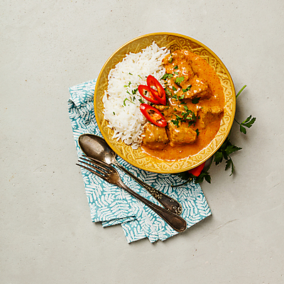 포토 JPG 해외이미지 포크 고추 밥 실내 사람없음 하이앵글 숟가락 식탁보 흰배경 인도음식 카레 동남아음식 카레그릇 카레덮밥 플랫레이 해외202004 해외포토 그릇 식기 음식 뷰포인트 백그라운드 채소 수저 내부 흰색 플랫 덮밥 동양음식 파일형식