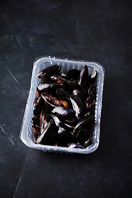 포토 JPG 해외이미지 검은배경 사람없음 담기 홍합 포장용기 해외202004 해외포토 백그라운드 모션 어패류 검은색 포장재료 파일형식