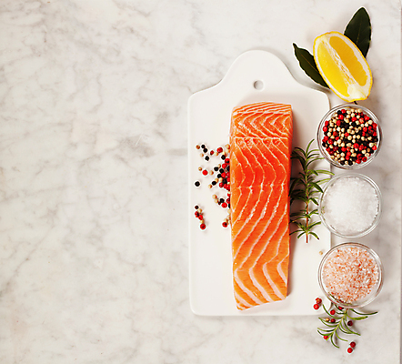 포토 JPG 해외이미지 도마 실내 사람없음 하이앵글 레몬 날것 소금 연어 후추 바질 로즈메리 연어요리 연어회 플랫레이 해외202004 해외포토 음식 뷰포인트 과일 주방용품 어류 내부 생선회 플랫 허브 향신료 파일형식