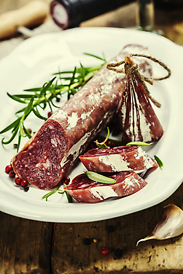 포토 JPG 해외이미지 접시 실내 마늘 사람없음 나무바닥 슬라이스 로즈메리 살라미 해외202004 해외포토 식기 채소 바닥 내부 허브 파일형식