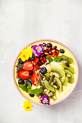 포토 JPG 해외이미지 접시 꽃 딸기 바나나 건강 키위 씨앗 사람없음 하이앵글 파인애플 블루베리 채식 코코넛 요거트 다이어트음식 스무디 저칼로리식단 호박씨 강황 비건 해외202004 해외포토 식물 식기 음료 뷰포인트 다이어트 과일 식재료 유제품 열대과일 식단 저칼로리 채식주의자 파일형식