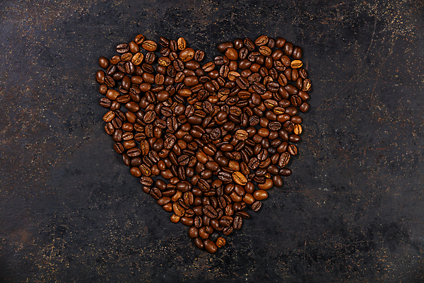 포토 JPG 해외이미지 검은배경 실내 사람없음 하이앵글 원두 하트 해외202004 해외포토 모양 커피 뷰포인트 백그라운드 내부 검은색 파일형식