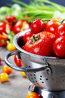 포토 JPG 해외이미지 토마토 방울토마토 실내 사람없음 아웃포커스 신선 냄비 담기 해외202004 해외포토 채소 모션 촬영기법 내부 솥 파일형식