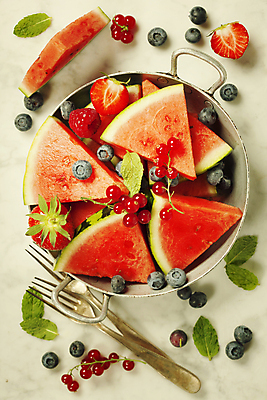 포토 JPG 해외이미지 포크 딸기 수박 실내 사람없음 냄비 민트 블루베리 베리 해외202004 해외포토 식기 과일 내부 솥 허브 파일형식