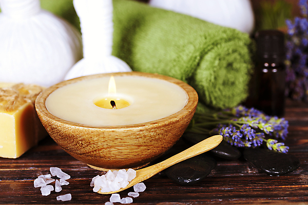 포토 JPG 해외이미지 실내 근접촬영 사람없음 수건 숟가락 아로마 향초 아로마테라피 라벤더 입욕소금 해외202004 해외포토 꽃 뷰포인트 초 수저 내부 위생용품 미용용품 허브 소금 테라피 파일형식