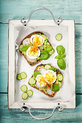 포토 JPG 해외이미지 오이 샌드위치 사람없음 하이앵글 바구니 계란 파란배경 나무바닥 바질 아보카도 해외202004 해외포토 음식 뷰포인트 백그라운드 채소 과일 바닥 파란색 알 파일형식