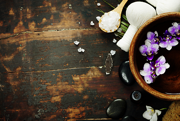 포토 JPG 해외이미지 그릇 꽃 실내 사람없음 나무바닥 아로마 아로마테라피 허브볼 카피스페이스 입욕소금 해외202004 해외포토 식물 식기 바닥 내부 공백 미용용품 소금 테라피 파일형식