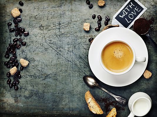 포토 JPG 해외이미지 스튜디오촬영 커피 실내 사람없음 하이앵글 원두 커피잔 티스푼 해외202004 해외포토 음료 뷰포인트 잔 내부 숟가락 파일형식