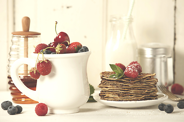 포토 JPG 해외이미지 접시 실내 사람없음 우유 체리 달콤 우유병 민트 흰배경 블루베리 산딸기 꿀 꿀단지 크레이프 해외202004 해외포토 식기 백그라운드 과일 병_용기 디저트 유제품 내부 흰색 맛 허브 파일형식