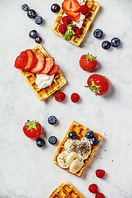 포토 JPG 해외이미지 딸기 디저트 바나나 실내 사람없음 하이앵글 달콤 흰배경 생크림 블루베리 산딸기 대리석 와플 플랫레이 해외202004 해외포토 음식 뷰포인트 백그라운드 과일 재료 내부 흰색 플랫 맛 크림 파일형식