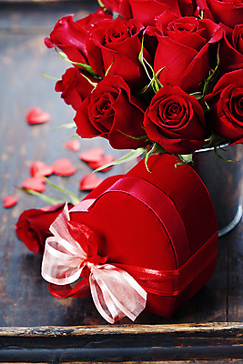 포토 JPG 해외이미지 실내 발렌타인데이 사랑 사람없음 선물상자 장미 꽃병 하트 오브젝트 나무바닥 하트상자 나무탁자 해외202004 해외포토 모양 꽃 감정 데이이벤트 탁자 바닥 선물 내부 상자 파일형식