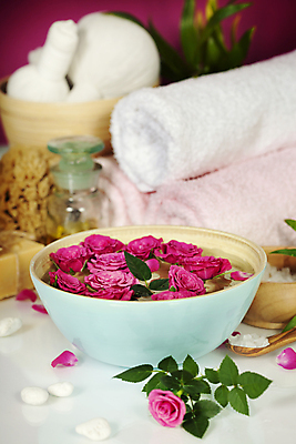 포토 JPG 해외이미지 그릇 사람없음 수건 위생용품 장미 스파용품 아로마테라피 해외202004 해외포토 식기 꽃 생활용품 스파 오브젝트 테라피 파일형식