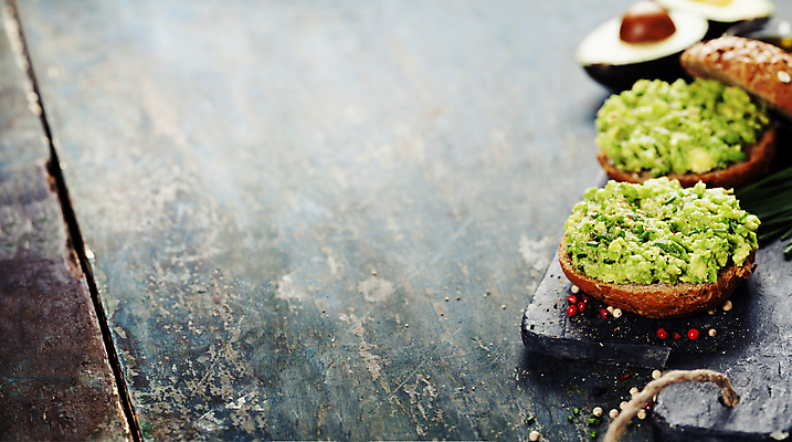 포토 JPG 해외이미지 빵 샌드위치 사람없음 나무바닥 아보카도 나무도마 카피스페이스 해외202004 해외포토 음식 과일 바닥 도마 목재 공백 파일형식