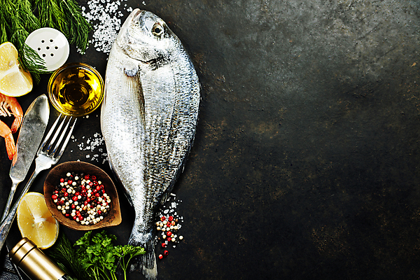 포토 JPG 해외이미지 포크 검은배경 새우 실내 어류 사람없음 하이앵글 와인 나이프 올리브오일 레몬 해산물 소금 종지 후추 로즈메리 나무그릇 카피스페이스 해외202004 해외포토 그릇 식기 뷰포인트 백그라운드 과일 주류 갑각류 내부 목재 검은색 수중동물 공백 칼 기름_음식 허브 향신료 파일형식