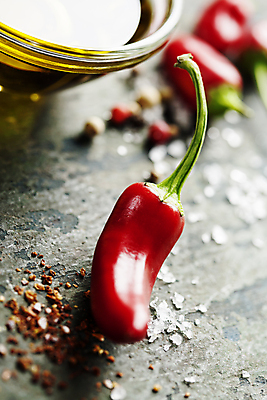 포토 JPG 해외이미지 그릇 식재료 사람없음 세개 올리브오일 매움 나무바닥 홍고추 소금 후추 해외202004 해외포토 식기 고추 바닥 3 맛 기름_음식 향신료 파일형식