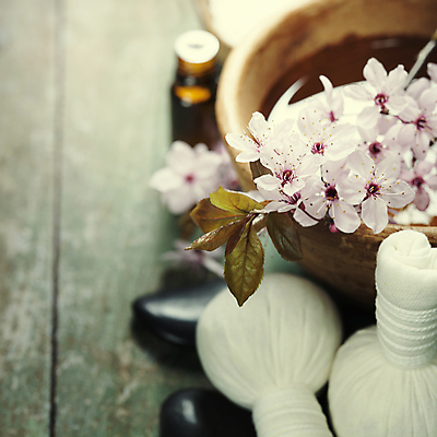 포토 JPG 해외이미지 잎 실내 사람없음 벚꽃 사발 나무바닥 스파용품 아로마테라피 스톤 허브볼 아로마오일 해외202004 해외포토 식물 꽃 바닥 내부 스파 사기그릇 오일_화장품 오브젝트 테라피 파일형식