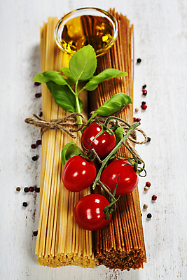 포토 JPG 해외이미지 방울토마토 스파게티 사람없음 올리브오일 다발 묶기 후추 바질 노끈 통후추 해외202004 해외포토 줄 토마토 모션 파스타 기름_음식 향신료 파일형식
