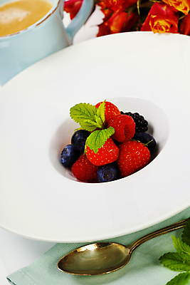 포토 JPG 해외이미지 접시 딸기 사람없음 장미 숟가락 블루베리 산딸기 블랙베리 해외202004 해외포토 식기 꽃 과일 수저 파일형식