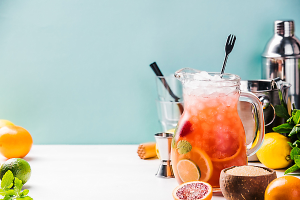 포토 JPG 해외이미지 음료 오렌지 사람없음 칵테일 민트 자몽 파란배경 라임 나무숟가락 유리주전자 나무그릇 해외202004 해외포토 그릇 백그라운드 과일 유리 주전자 주류 목재 파란색 숟가락 허브 파일형식