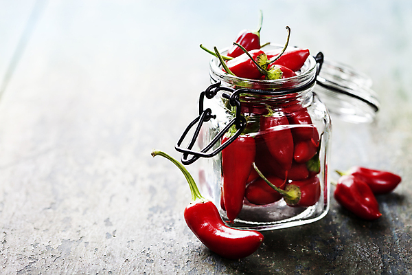 포토 JPG 해외이미지 식재료 유리병 사람없음 담기 매움 홍고추 해외202004 해외포토 모션 고추 병_용기 맛 파일형식