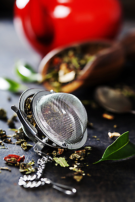 포토 JPG 해외이미지 검은배경 실내 사람없음 아웃포커스 숟가락 다기 찻주전자 찻잎 스쿱 해외202004 차거름망 해외포토 백그라운드 주전자 촬영기법 수저 내부 차_음료 검은색 다도 파일형식