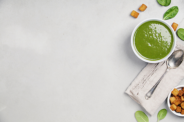 포토 JPG 해외이미지 그릇 실내 사람없음 하이앵글 숟가락 식탁보 수프 흰배경 시금치 야채수프 크루통 카피스페이스 해외202004 해외포토 식기 빵 뷰포인트 백그라운드 채소 수저 내부 공백 흰색 파일형식