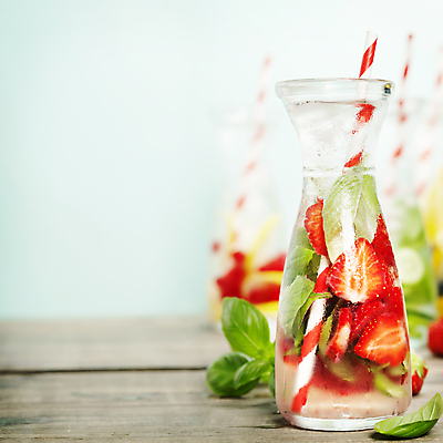 포토 JPG 해외이미지 음료 딸기 유리병 빨대 사람없음 물 민트 파란배경 나무바닥 디톡스 해외202004 해외포토 자연요소 백그라운드 과일 병_용기 바닥 건강 파란색 허브 파일형식