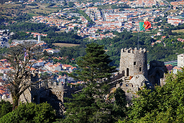 포토 JPG 해외이미지 구름 아이콘 유럽 벽 여행 건축양식 하늘 동화 풍경 사람없음 야외 건물 탑 바위 깃발 수비 왕 포르투갈 심볼 언덕 공상 천연기념물 신트라 해외202004 해외202105 해외포토 자연요소 건축물 건축 나라 모션 돌_바위 파일형식
