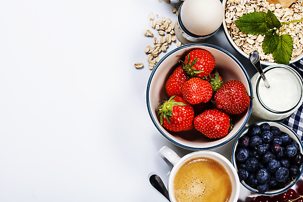 포토 JPG 해외이미지 그릇 커피 딸기 유리병 곡류 실내 사람없음 하이앵글 계란 숟가락 커피잔 시리얼 흰배경 블루베리 요거트 카피스페이스 그래놀라 해외202004 해외포토 식기 음료 음식 뷰포인트 백그라운드 과일 병_용기 잔 유제품 수저 내부 알 공백 흰색 파일형식