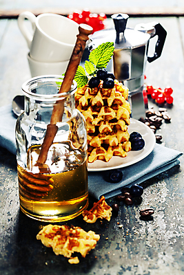 포토 JPG 해외이미지 접시 유리병 실내 사람없음 컵 쌓기 달콤 커피포트 블루베리 나무바닥 꿀 와플 꿀단지 허니디퍼 해외202004 해외포토 식기 과일 모션 주전자 병_용기 디저트 바닥 내부 도구 맛 파일형식