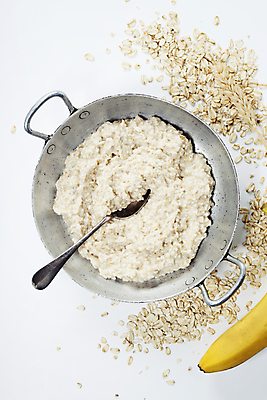 포토 JPG 해외이미지 바나나 실내 사람없음 하이앵글 숟가락 냄비 흰배경 건강식 오트밀 슈퍼푸드 귀리 해외202004 해외포토 음식 뷰포인트 백그라운드 과일 곡류 수저 내부 흰색 솥 건강식품 파일형식