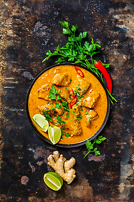 포토 JPG 해외이미지 접시 고추 밥 검은배경 실내 사람없음 하이앵글 라임 인도음식 카레 생강 동남아음식 해외202004 해외포토 식기 음식 뷰포인트 백그라운드 채소 과일 내부 검은색 동양음식 파일형식