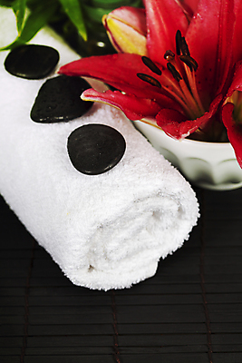 포토 JPG 해외이미지 검은배경 근접촬영 사람없음 수건 스파 조약돌 사발 스파용품 아로마테라피 해외202004 해외포토 뷰포인트 백그라운드 위생용품 검은색 돌_바위 사기그릇 오브젝트 테라피 파일형식