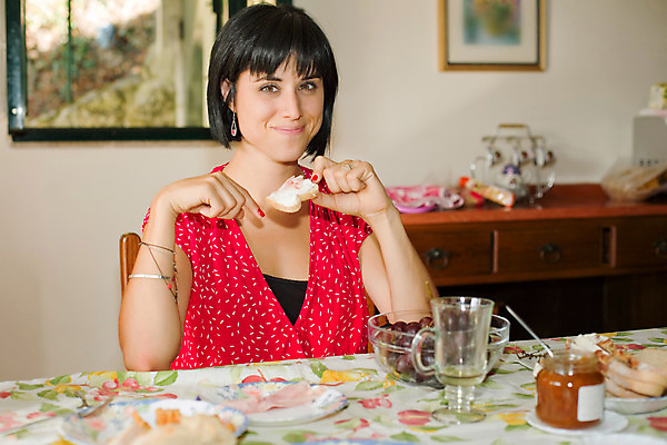 포토 JPG 해외이미지 백인 라이프스타일 응시 여자 행복 커피 음식 오렌지 과일 청소년 유리 탁자 아침 실내 건강 한명 미소 사람 성인 인테리어 식사 주스 신선 사발 아침식사 시리얼 먹기 긍정 영양 건강식 해외202004 해외202105 해외포토 주간 서양인 1 디자인 시선 감정 음료 가구 컨셉 모션 재질 표정 내부 생활 사기그릇 파일형식