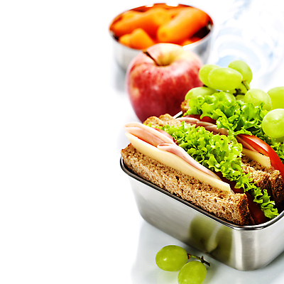 포토 JPG 해외이미지 포도 샌드위치 사람없음 아웃포커스 사과 생수 흰배경 도시락 점심식사 도시락통 미니당근 식단관리 해외202004 해외포토 음식 백그라운드 과일 촬영기법 식사 당근 흰색 용기_그릇 물병 파일형식
