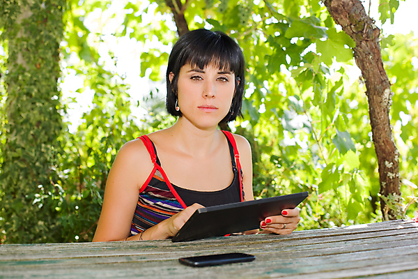 포토 JPG 해외이미지 백인 1 라이프스타일 여자 행복 생각 인터넷 휴식 한명 사람 앉기 성인 야외 여름 노트북 컴퓨터 태블릿 독서 알약 유행 디지털 정원 쪽지 작업 전자책 시원함 무선전화기 패드 플레이어 스타일 해외202004 해외202105 해외포토 서양인 계절 감정 컨셉 모션 생활 전자제품 스마트기기 약 전화기 파일형식