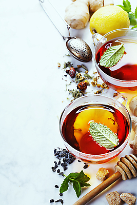 포토 JPG 해외이미지 잎 실내 사람없음 찻잔 레몬 흰배경 생강 찻잎 생강차 허니디퍼 해외202004 차거름망 해외포토 식물 백그라운드 채소 과일 잔 내부 차_음료 흰색 도구 파일형식