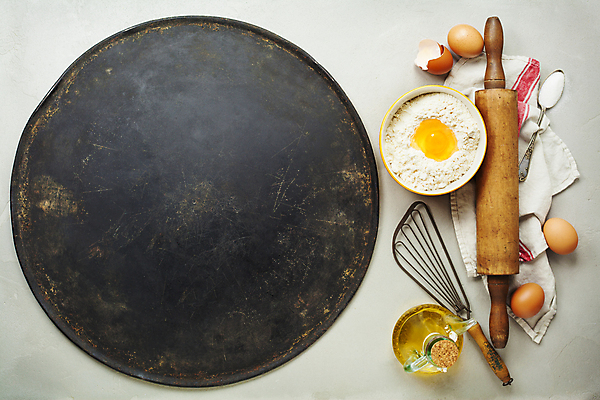 포토 JPG 해외이미지 그릇 접시 회색배경 실내 사람없음 하이앵글 계란 숟가락 올리브오일 준비 밀가루 뒤집개 반죽밀대 해외202004 해외포토 식기 뷰포인트 백그라운드 주방용품 수저 내부 알 회색 기름_음식 가루 밀대 파일형식