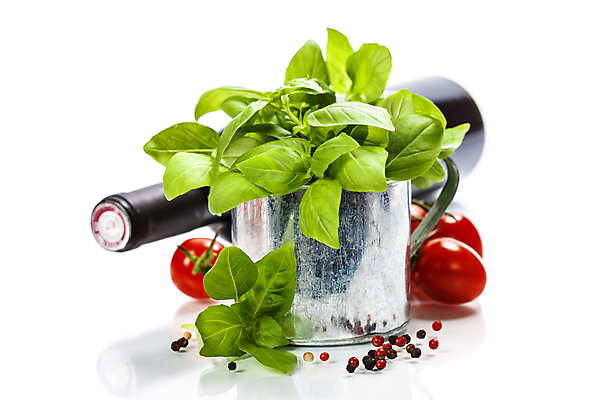 포토 JPG 해외이미지 방울토마토 실내 사람없음 컵 와인병 흰배경 바질 통후추 해외202004 해외포토 식기 백그라운드 토마토 병_용기 내부 와인 흰색 후추 파일형식